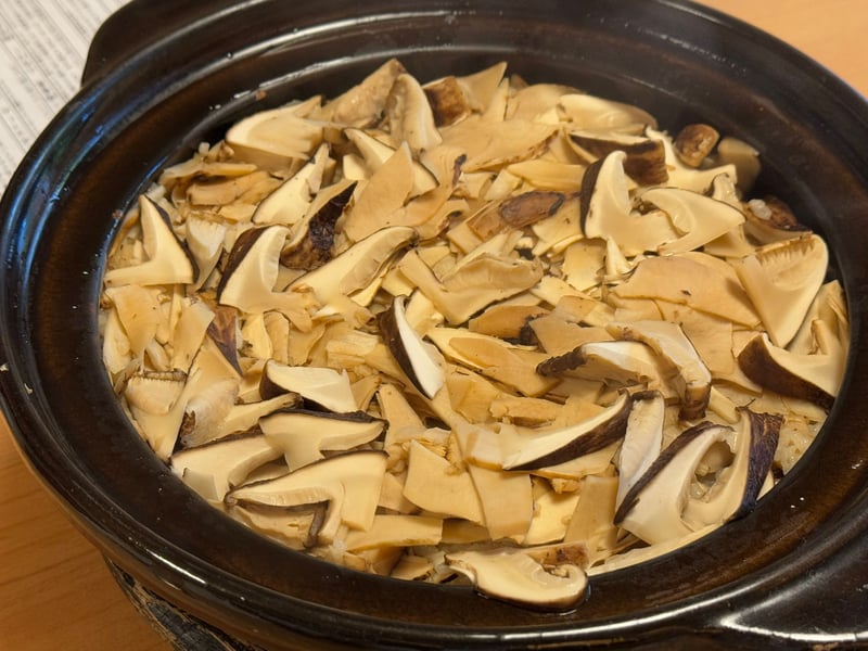 土鍋を開けたところ、米が見えないほどの松茸のスライス