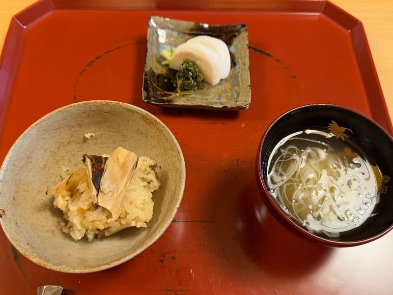 朱の盆に、取り分けた松茸飯と香の物と味噌汁