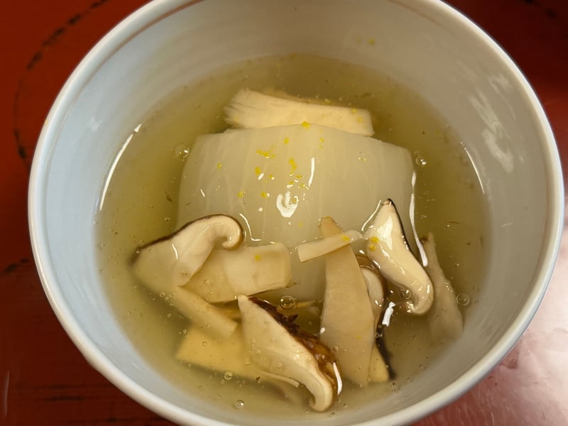 白い鉢に、大ぶりの蕪と松茸のスライス、柚子の皮