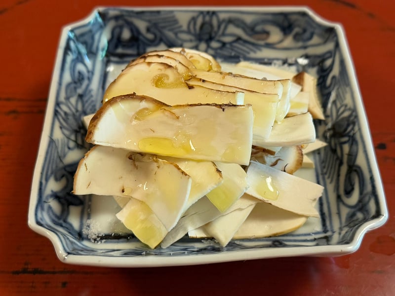 染付の角鉢に、生の松茸のスライスと珠洲の塩、オリーブオイル
