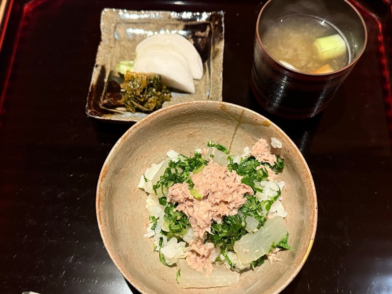 取り分けたぶり大根飯に、香の物と味噌汁が付いた膳