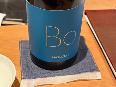 青いラベルの満寿泉 Bo の瓶