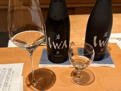 IWA 5 の黒い瓶が二本と、大小のグラス