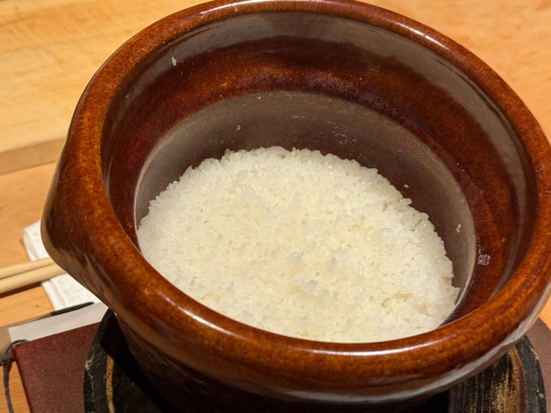 飴色の土鍋に炊きあがった白い御飯