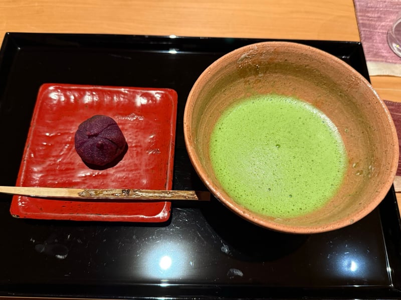 朱の角皿に紫芋のきんとんがひとつ、隣に抹茶の茶碗