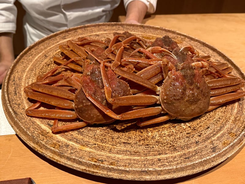 大きな平皿に積み上げた茹でた甲箱