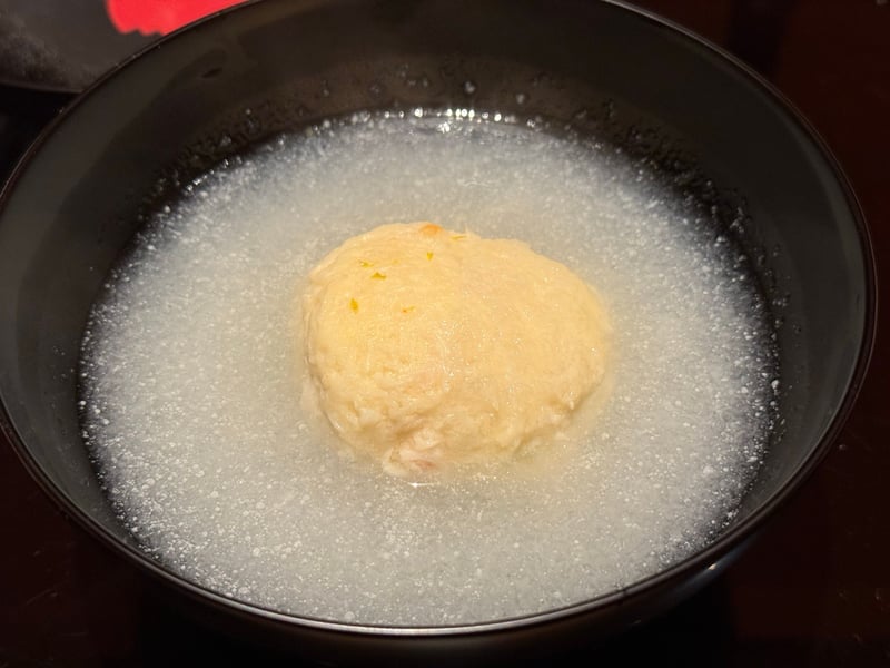 黒い椀に、白いみぞれに沈んだ蟹しんじょう