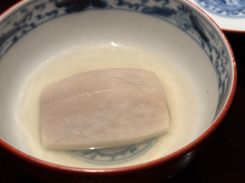 染付の椀に、澄んだ出汁で炊いた里芋がひとつ
