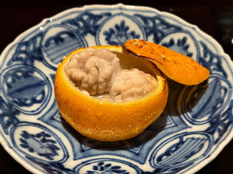 染付の皿に、真鱈の白子を詰めた柚子釜。焼いた蓋をずらしてある