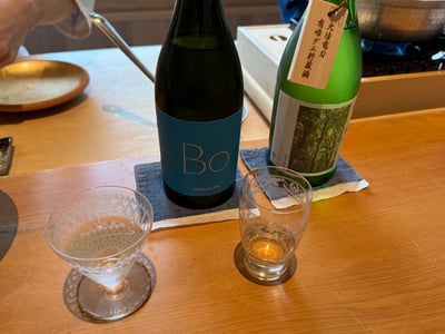 満寿泉 BO とありみねの瓶を並べ、手前に形の違うグラス二つ