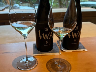 IWA 5 の瓶二本とグラス二脚