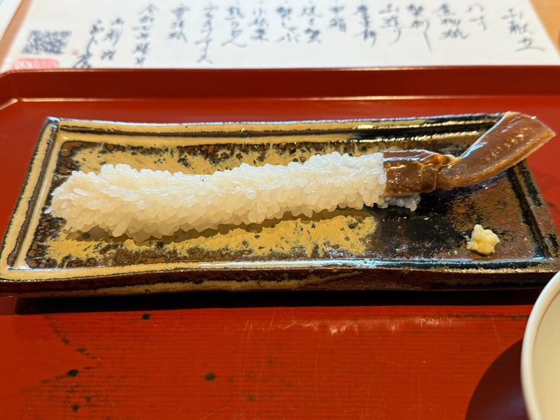 殻を付けたままのズワイガニの脚の刺身と、おろし生姜