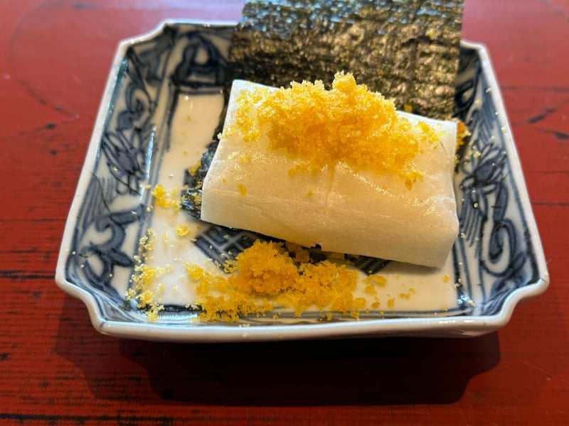 染付の角皿に、唐墨をふりかけた焼き餅と海苔