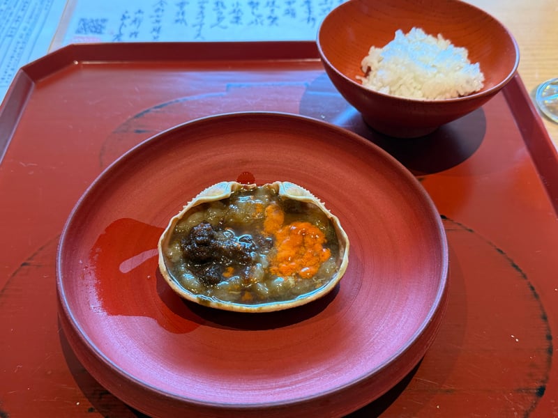 朱の皿に、内子と蟹味噌を詰めた甲箱の甲羅。銀シャリの椀が並ぶ