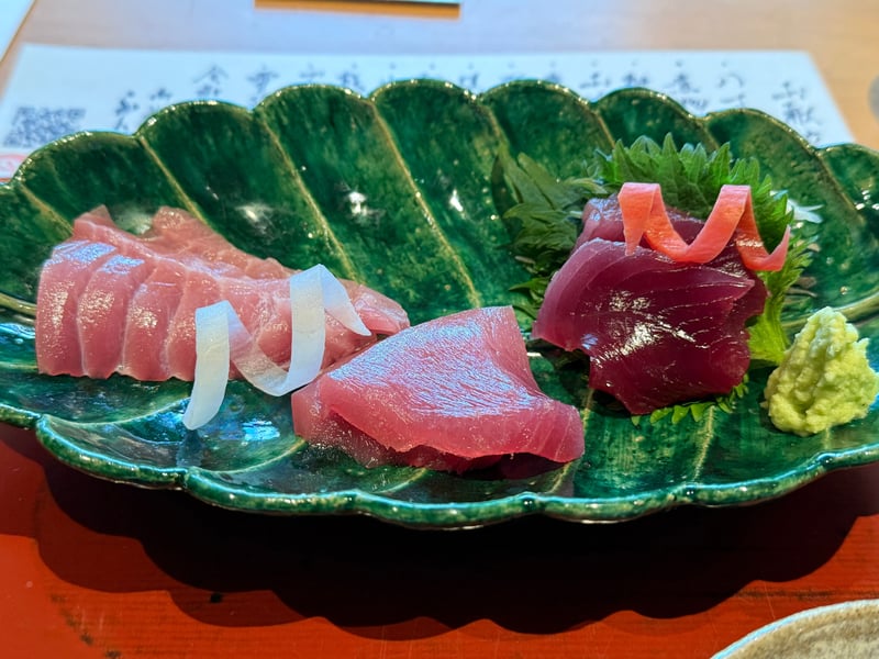 緑釉の輪花皿に、めじまぐろの中トロ、大トロ、赤身