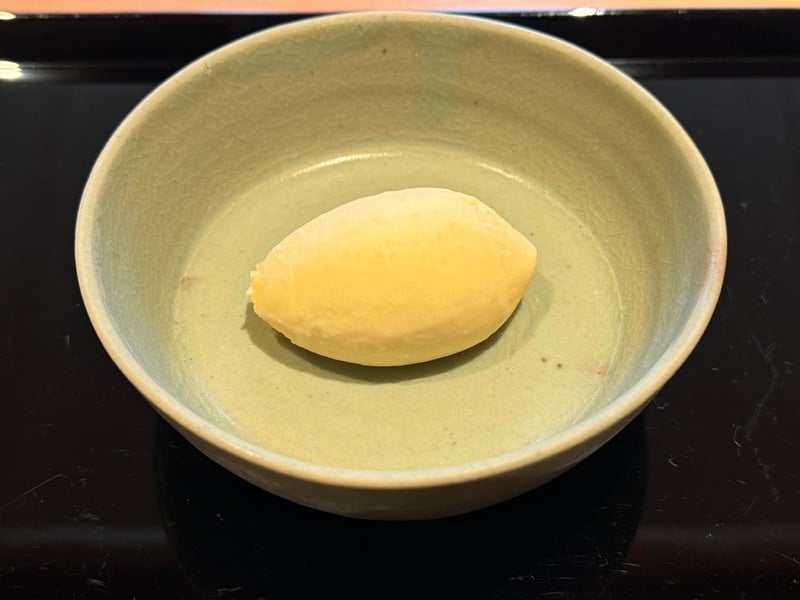青磁の鉢にクネルにした酒粕アイス