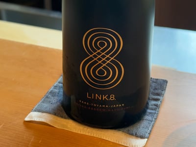 LINK.8. のラベルの黒瓶。CHIVAS-8888KM-MASUIZUMI とある