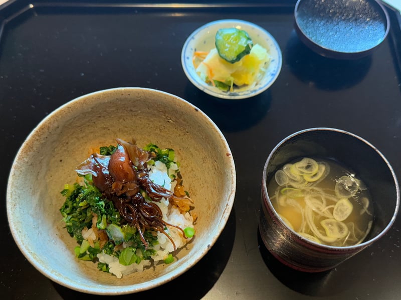 取り分けた菜飯の椀に、香の物と葱の吸い物が付く