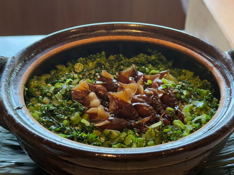 土鍋いっぱいの菜飯。刻んだなばなと胡麻の上に、煮たほたるいかを並べてある