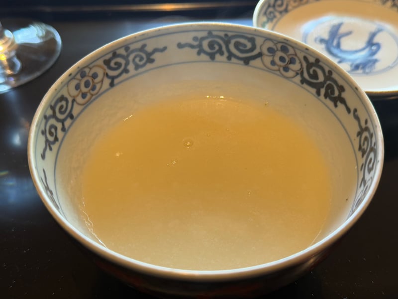 染付の鉢に菊芋のすり流し。淡い黄土色でとろみがある