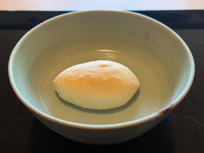 青磁の鉢に酒粕アイスをクネルでひとつ