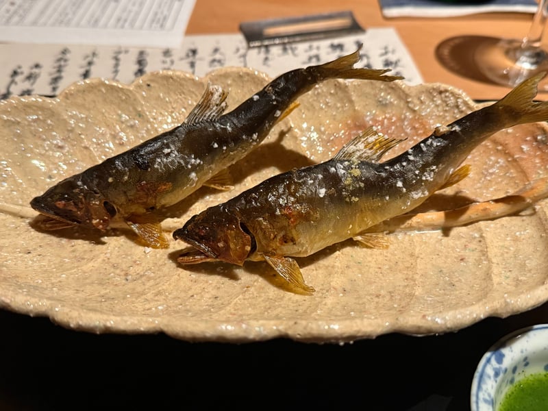 粉引の輪花皿に炭火で焼いた天然鮎が二尾、塩を振って