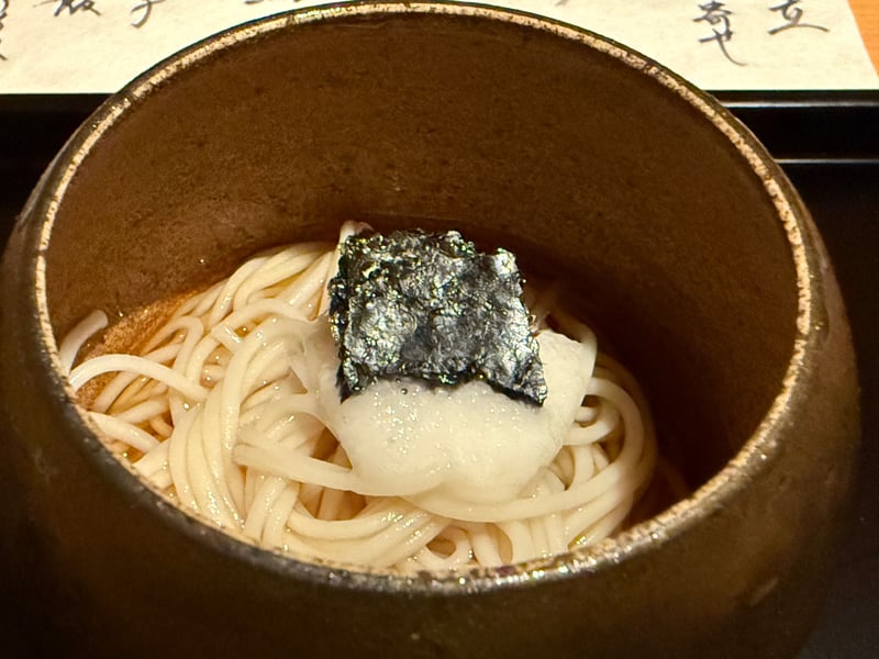 筒形の器に大門素麺、とろろと焼海苔を載せて