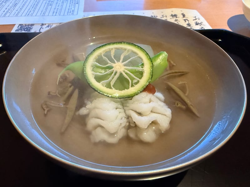 銀の椀に鱧と冬瓜、じゅんさい、輪切りの柑橘に梅がひと粒