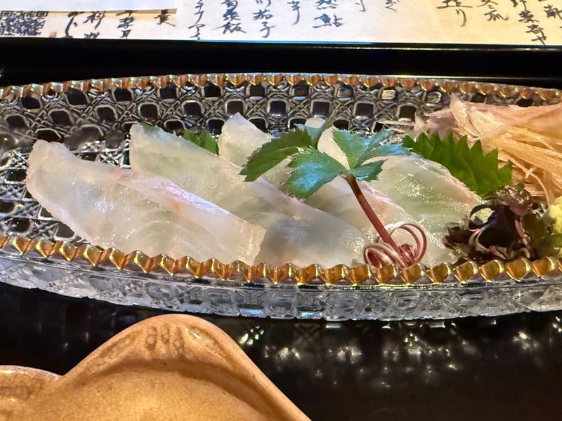 金縁の切子の舟皿に盛った新湊のキジハタのお造り