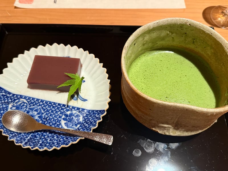 染付の皿に角切りの水羊羹と青楓、隣に抹茶の茶碗
