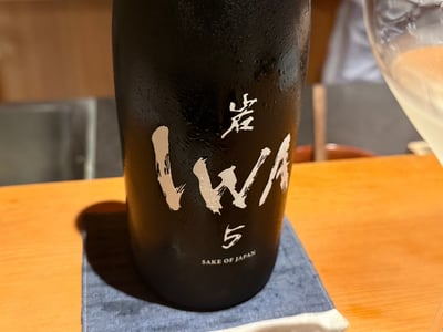 IWA 5 の黒いボトル
