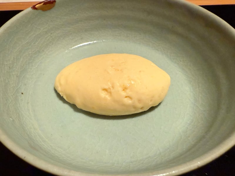 青磁の鉢にクネルにした酒粕アイスがひとつ