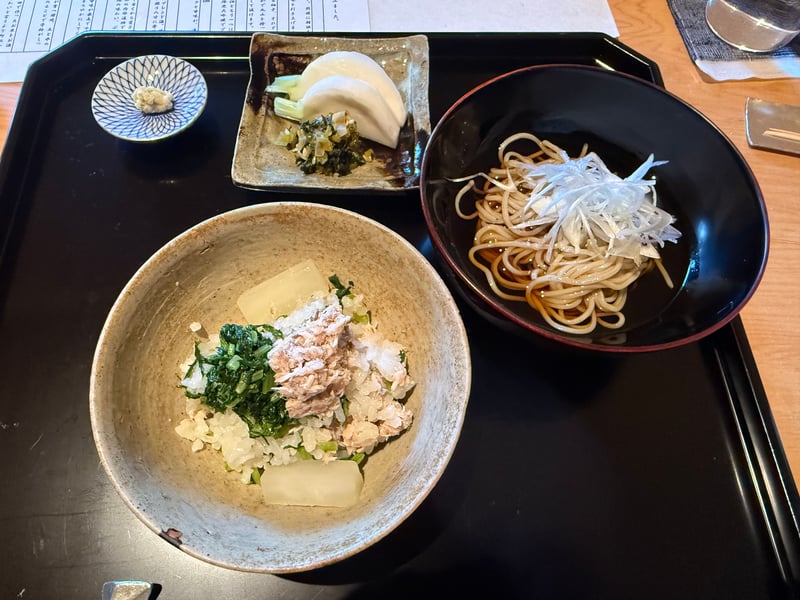 取り分けたぶり大根飯の椀。蕎麦と香の物が同じ盆にのる