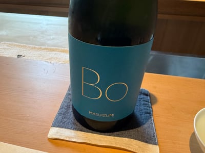 満寿泉 Bo の瓶。青のラベルに MASUIZUMI