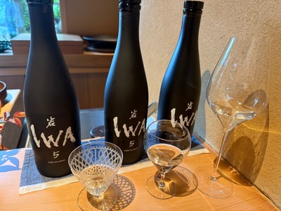 IWA 5 の黒い瓶3本と、形の違うグラス3脚