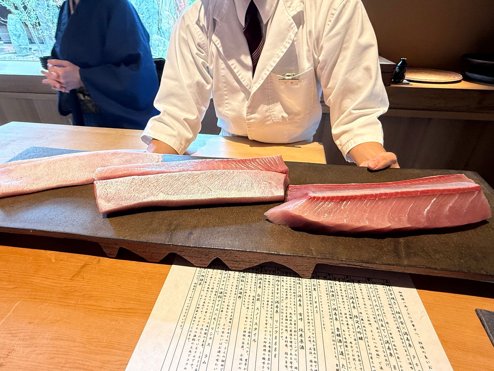 カウンターの石板に並ぶ、氷見のぶりの柵3本