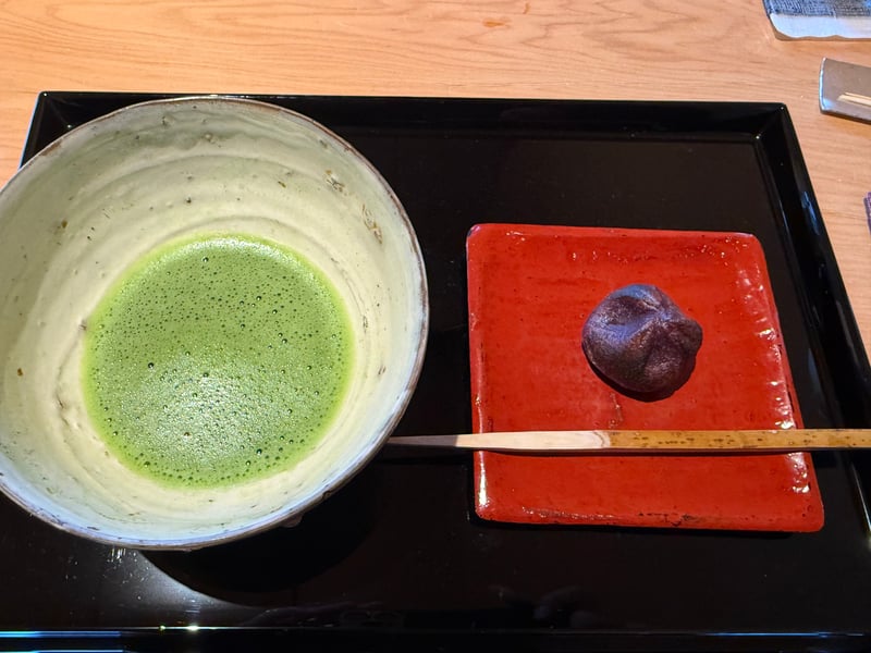 朱の角皿にのった紫芋の和菓子と、粉引の碗の抹茶