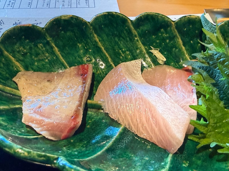 緑釉の皿にのった、表面を炙ったぶりの切り身