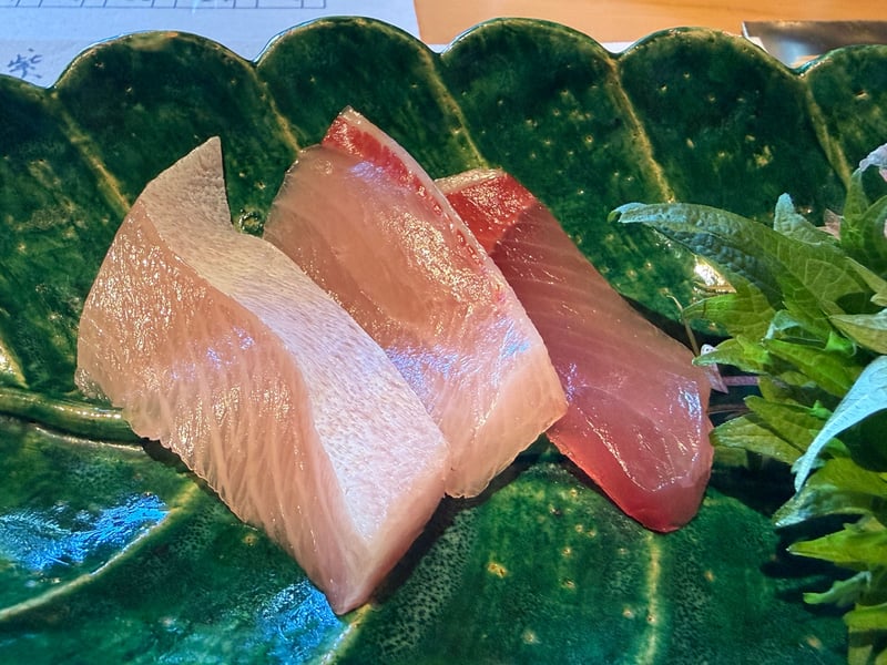 緑釉の木の葉皿に並んだ天然ぶりの造り3切れ