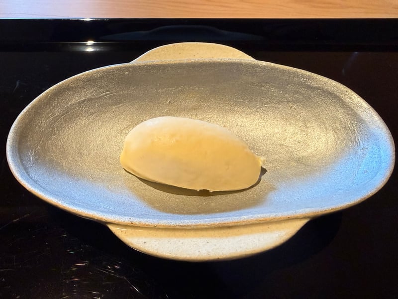 粉引の鉢にクネルで盛った酒粕のアイス