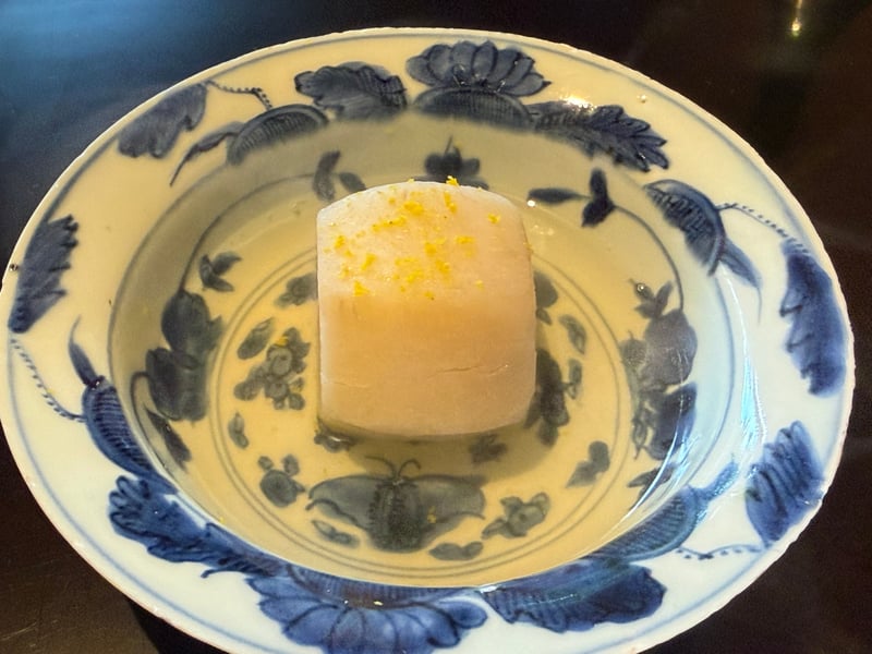 染付の鉢に出汁と里芋がひとつ。柚子の皮を散らしてある