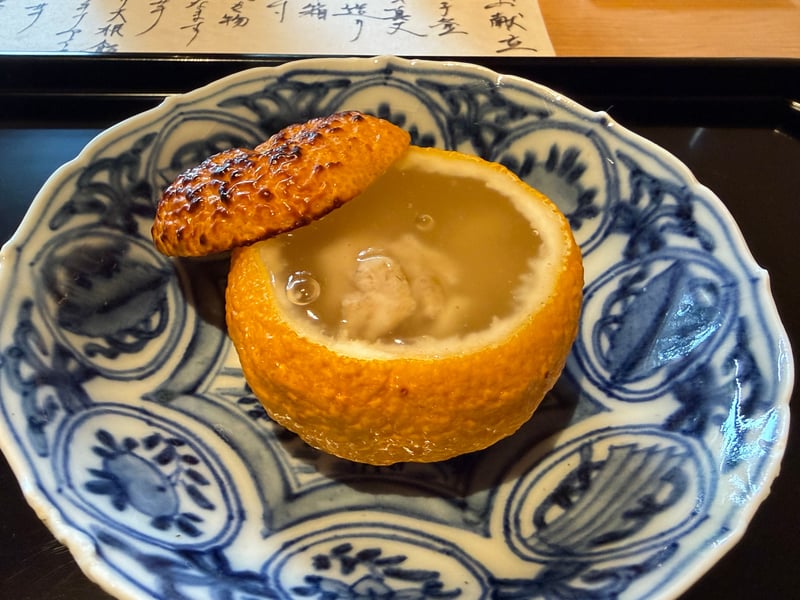 くり抜いた柚子の器に入った真鱈の白子と出汁あん。焼いた蓋をずらしてある