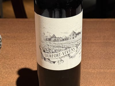 シャトーの絵のラベルの Durfort-Vivens の瓶