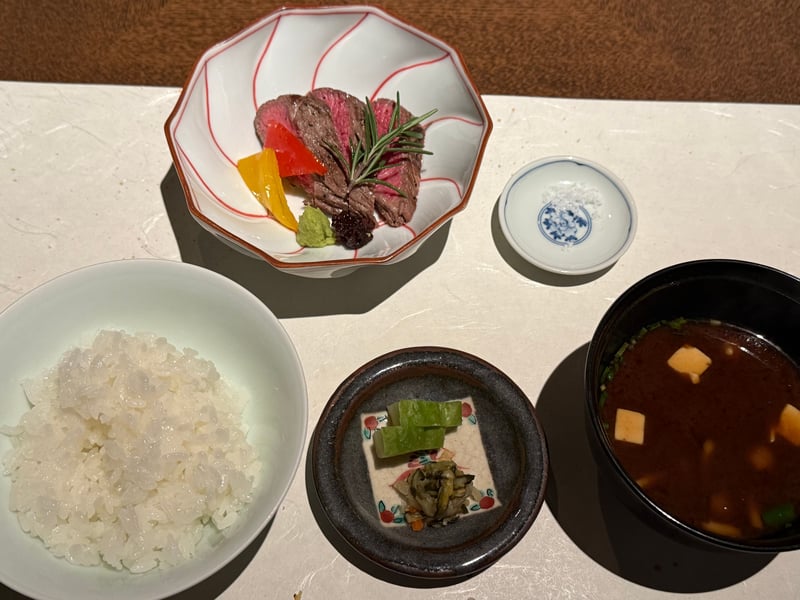 五島牛のステーキの小鉢、白飯、香物、赤出汁、塩を並べた膳