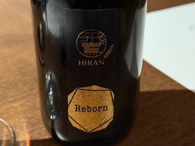 黒地に金で HIRAN Reborn と刷られたラベルの瓶