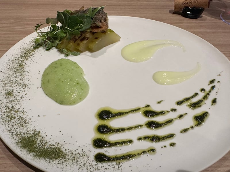 皮を香ばしく焼いた鮎を、焼いた加賀太きゅうりに重ねた一皿。緑のピューレときゅうりのジュレを離して置いてある