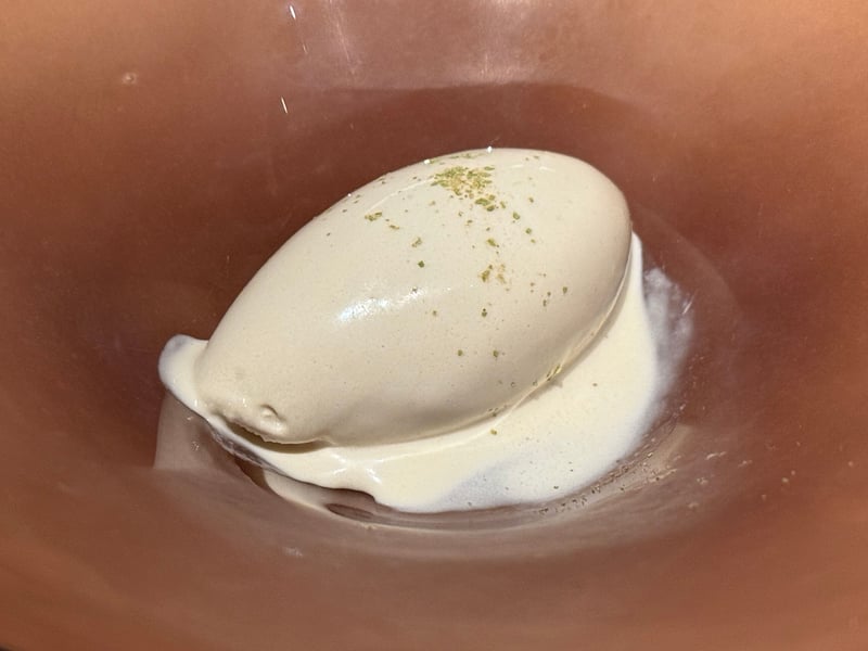 器に入った蕗のとうのアイスクリームに、緑のパウダーが振ってある