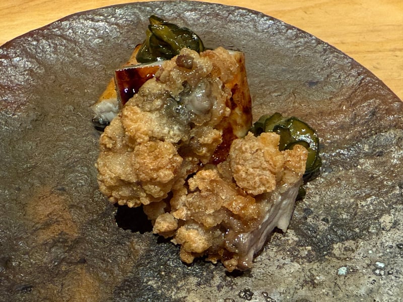 焼き締めの皿に、タレを塗った鰻の炭火焼きとすっぽんの竜田揚げ、炒めたきゅうり