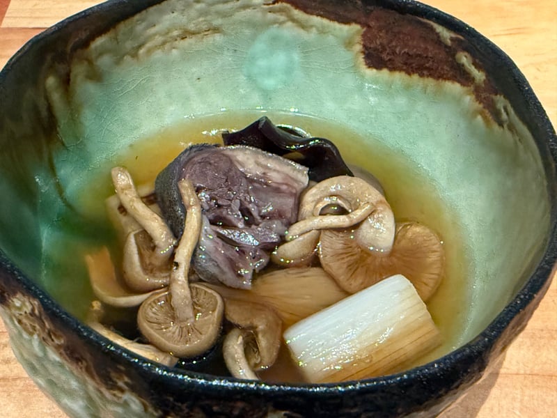 緑釉の碗に張ったすっぽんのスープ。熊の手、しいたけ、ひらたけ、なめこ、きくらげ、長葱