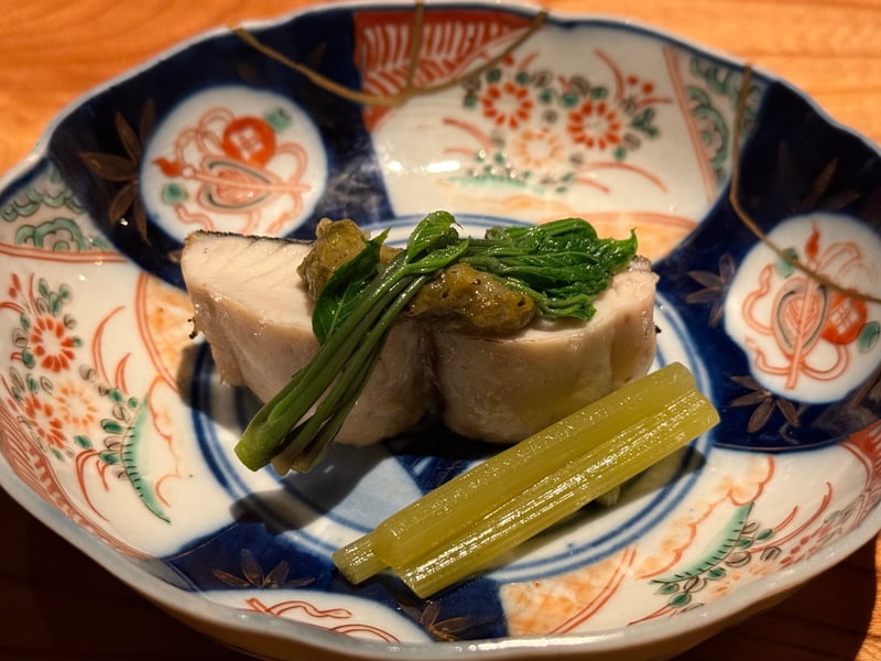 染付の鉢にのった鰆の切り身。蕗味噌とこしあぶら、蕗の茎が添えてある